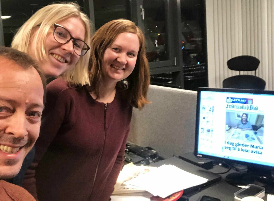 FERDIG: René Svendsen i Fredriksstad Blad gjør ferdig forsiden til mandagens avis. Han får hjelp av redaktør Gøril Huse og journalist Cathrine Kahrs i Klar Tale.