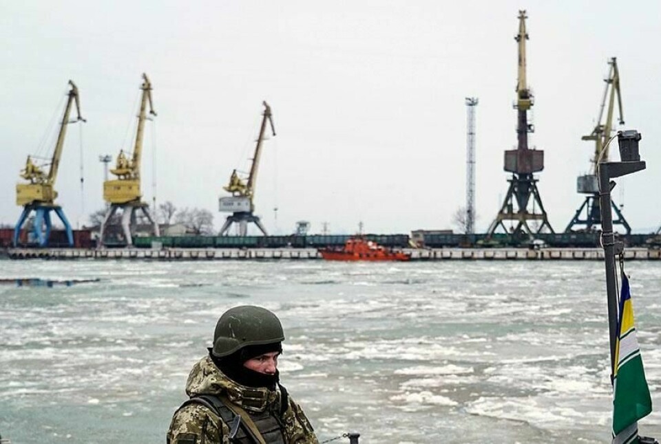ÅPNER: Bildet viser en soldat på et skip fra Ukrainas kystvakt. Nå får handelsskip seile inn til Azovhavet igjen, ifølge Ukrainas regjering.