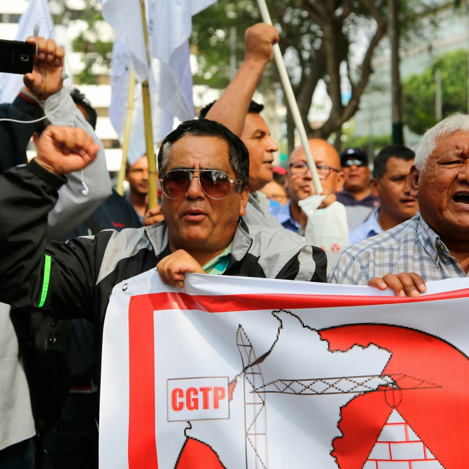 SKANDALE: Her protesterer folk fra fagforeningen til bygningsarbeidere i Peru. De er sinte på tidligere president Alan Garcia. Han skal ha tatt imot penger ulovlig fra byggefirmaet Odebrecht.