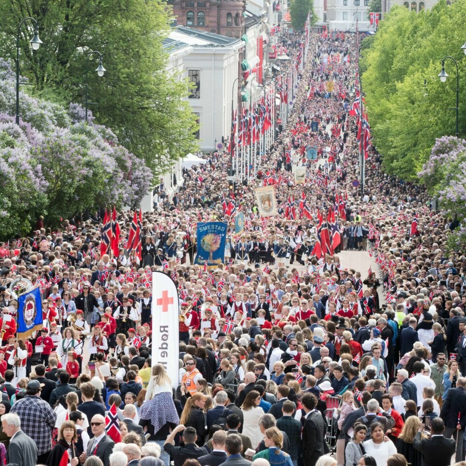 NASJONALDAG: Innvandrere bør ligne på nordmenn, mener mange i en undersøkelse. Her feirer folk i Oslo 17. mai. Det er Norges nasjonaldag.