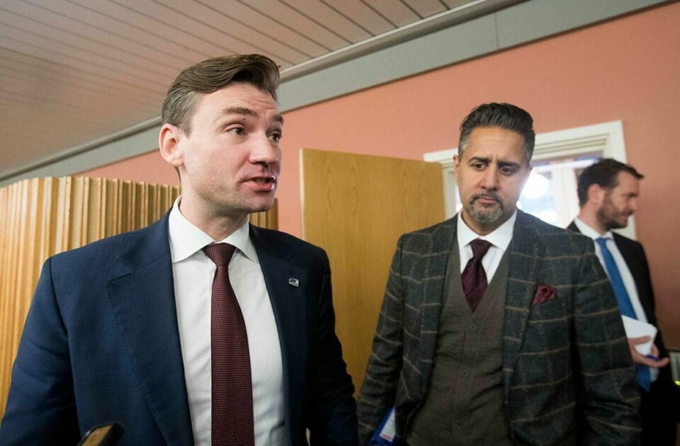 KJEFT: Bildet viser Henrik Asheim (til venstre) og Abid Raja under forhandlingene om budsjett. Raja skal ha fått kjeft fra sin leder under forhandlingene.
