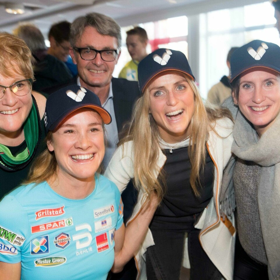 JUBLER: Norge får verdens første para-VM i vinteridrett. Disse jubler for planene: Fra venstre: Trine Skei Grande (kulturminister), Birgit Skarstein (para-utøver), Øyvind Eriksen (Aker / Stiftelsen Vi), Therese Johaug og Marit Bjørgen (langrennsløpere).