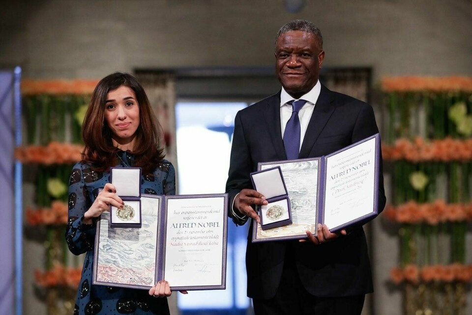 FREDSPRISEN: Nadia Murad (til venstre) og Denis Mukwege fikk Nobels fredspris i Oslo rådhus mandag. De fikk prisen for sin kamp mot seksuell vold.