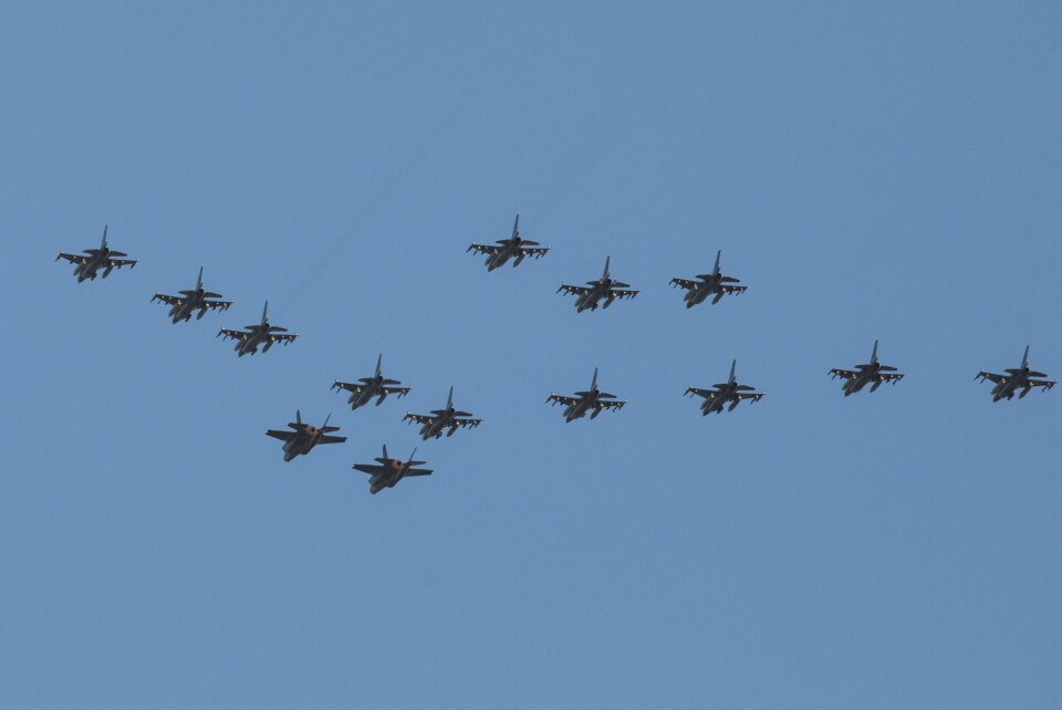 TRENING: Det er krevende å fly på denne måten. Derfor trener Luftforsvaret flygerne sine.