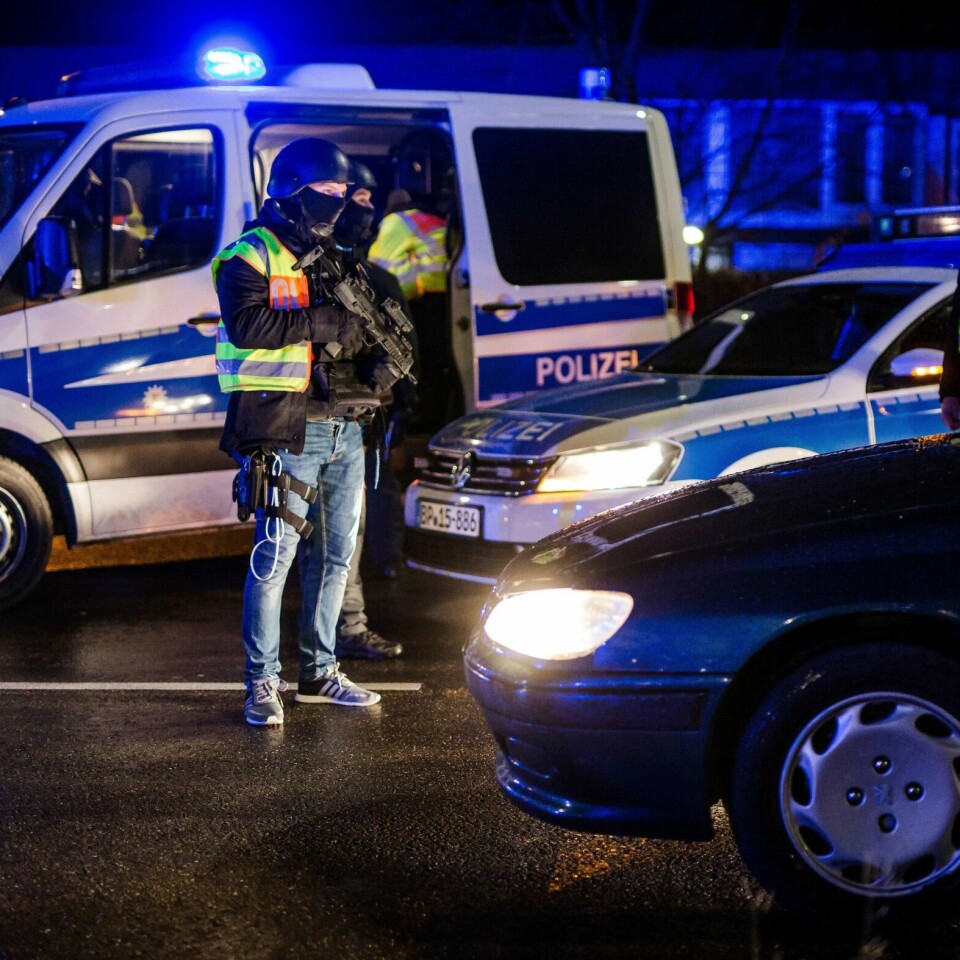 POLITI: Politifolk sjekker biler sør i Tyskland. Det er på grensen mot Frankrike. De leter etter en person som skjøt og drepte tre mennesker på et julemarked. Angrepet skjedde tirsdag kveld i Strasbourg i Frankrike.