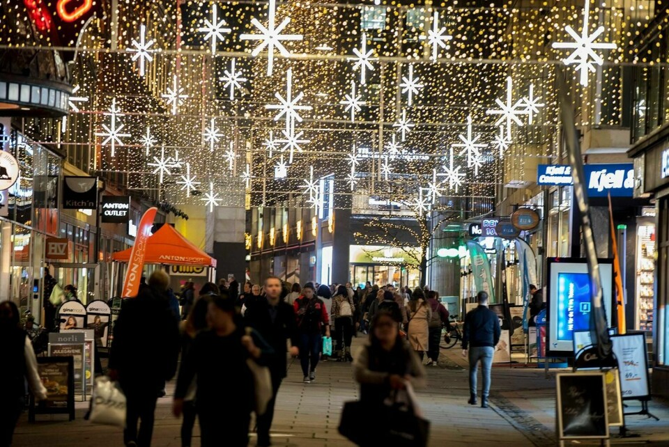 JUL: En handlegate er julepyntet i Oslo. Om kort tid er det jul i hjem over hele verden. Men jula er ikke bare glede for folk.
