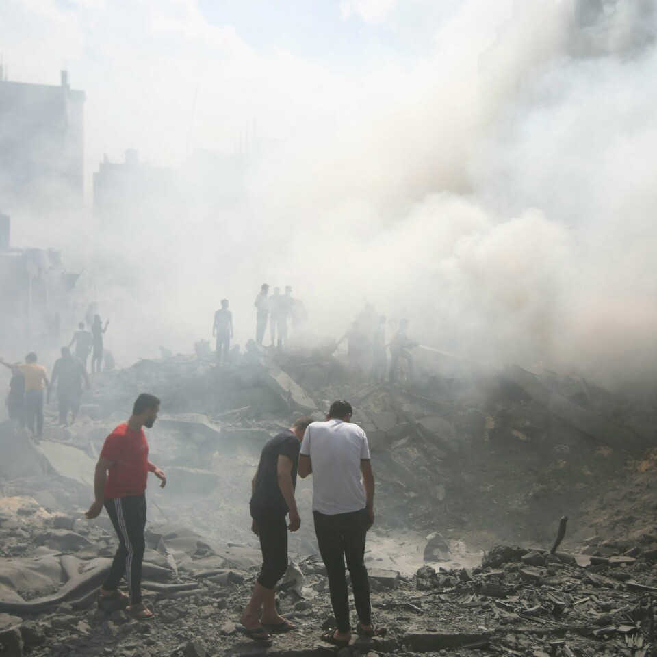 ANGREP: Palestinere leter etter overlevende. En flyktningleir sør på Gaza ble angrepet. Bildet viser at innbyggere leter etter overlevende i ruinene av en sammenrast bygning på Gazastripen. Foto: Hatem Ali / AP / NTB