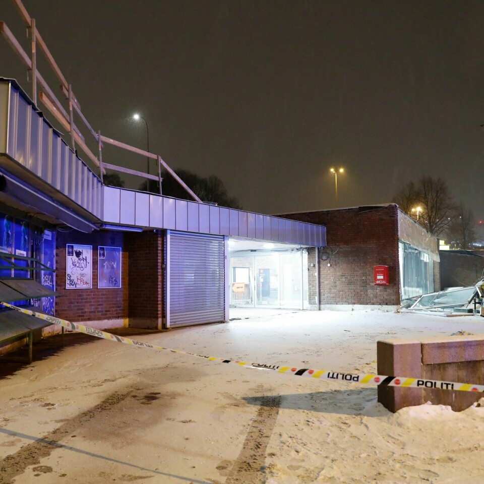 STENGT: Natt til mandag begynte det å brenne i en T-banetunnel i Oslo. Nå er flere T-banestasjoner stengt. Bildet viser Helsfyr t-banestasjon i Oslo.