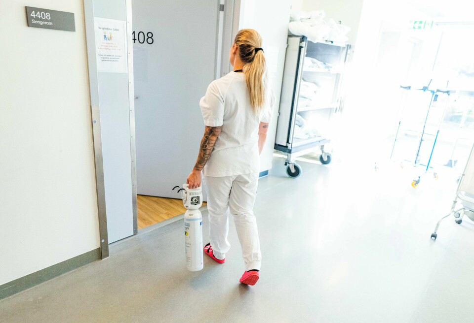 JOBB: Sykepleier blir sett på som en svært tung jobb. Bildet viser en sykepleier som holder en oksygentank.