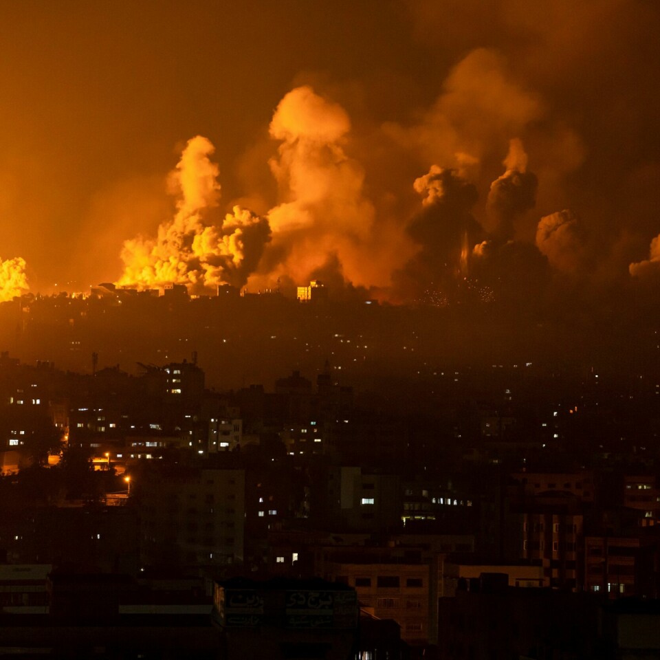 ANGREP: Røyk og flammer stiger opp fra Gaza etter et israelsk luftangrep der søndag. Foto: Fatima Shbair / AP / NTB