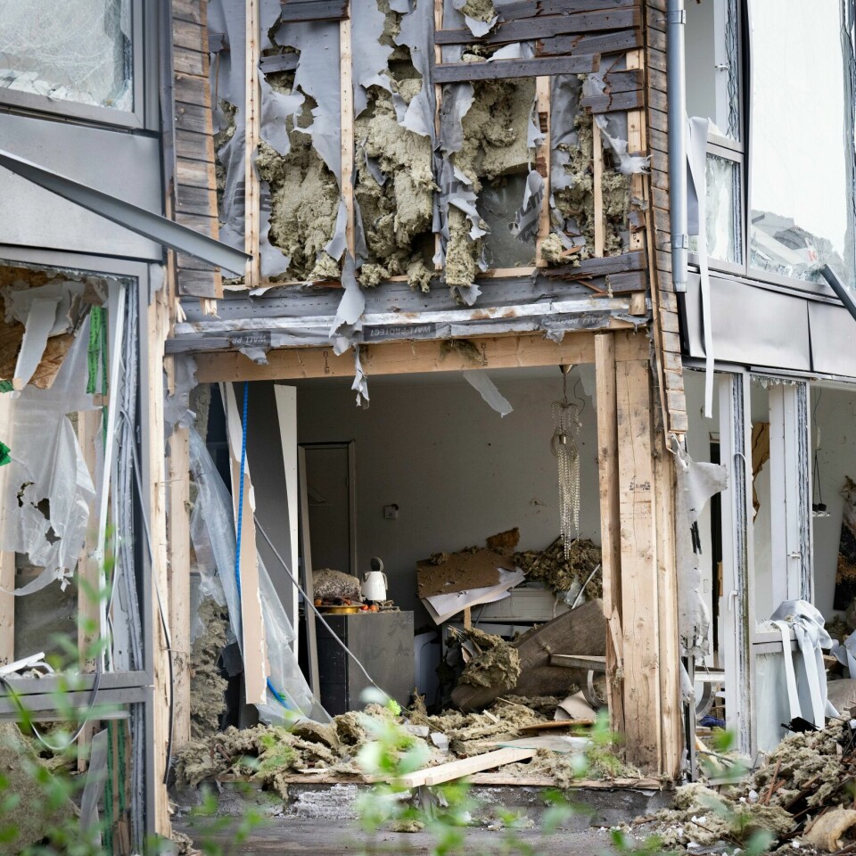 BOMBE: I dette angrepet ble en kvinne i 20-årene drept nær Uppsala i slutten av september. Eksplosjonen førte til store ødeleggelser på rekkehusene i Uppsala. Foto: Pontus Lundahl / TT / NTB