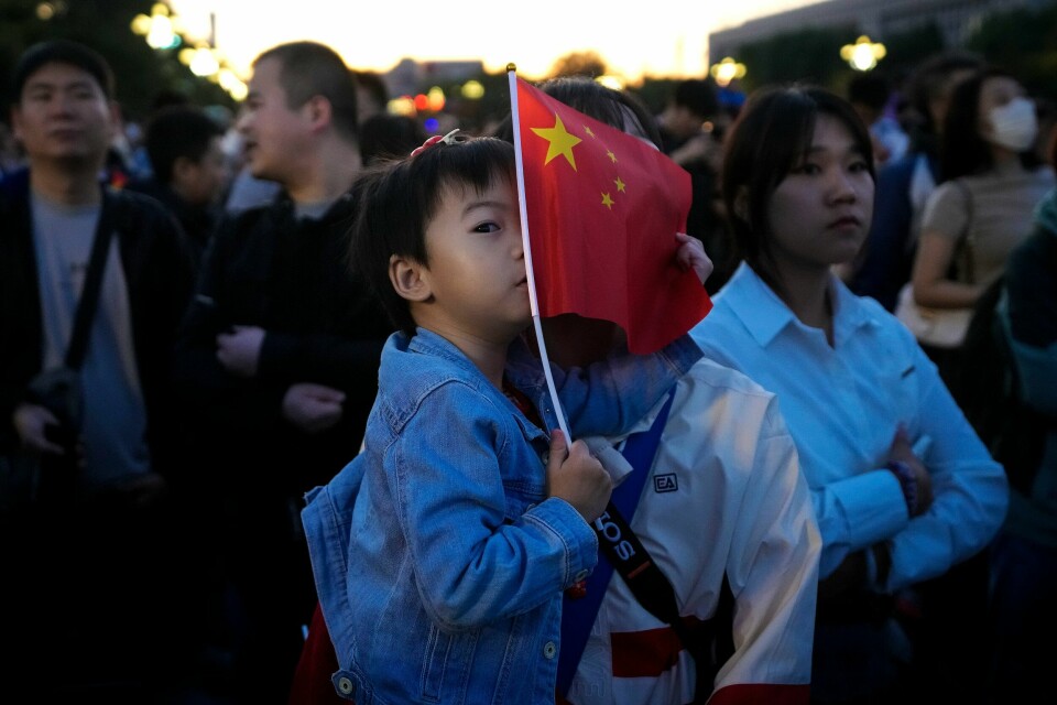 KINA: Færre barn blir født i Kina. I fjor krympet Kinas befolkning for første gang på seks tiår. Bildet viser et kinesisk barn med Kinas flagg i hånda.