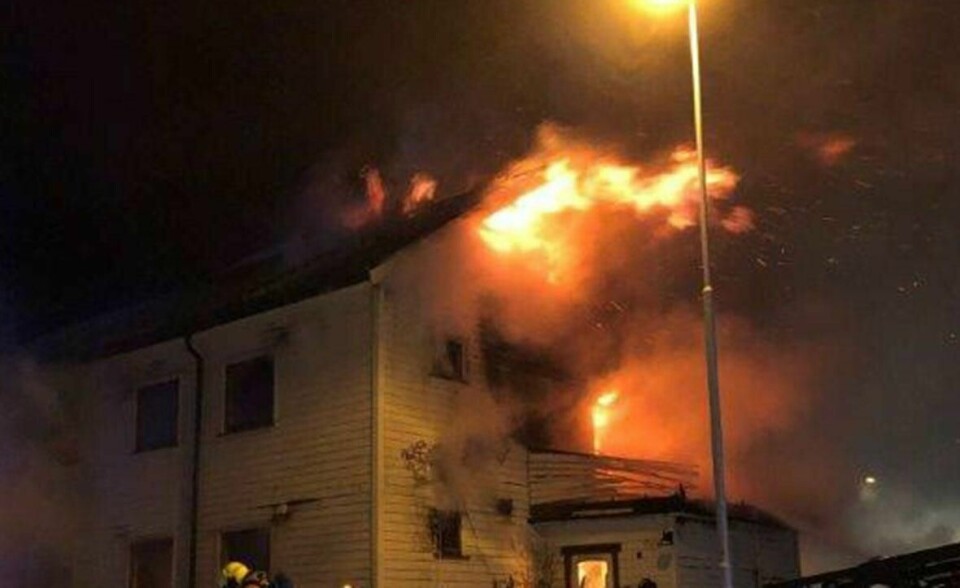 BRANN: Det begynte å brenne i et hus i Finnmark. Alle i huset ble reddet ut.