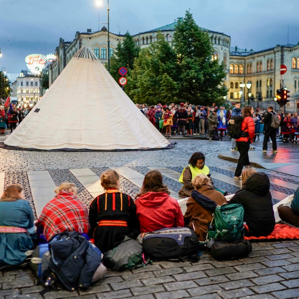 DEMONSTRERER: En ny aksjon mot vindturbinene på Fosen startet onsdag morgen. Bildet viser aksjonister som sperrer deler av Karl Johans gate i Oslo.