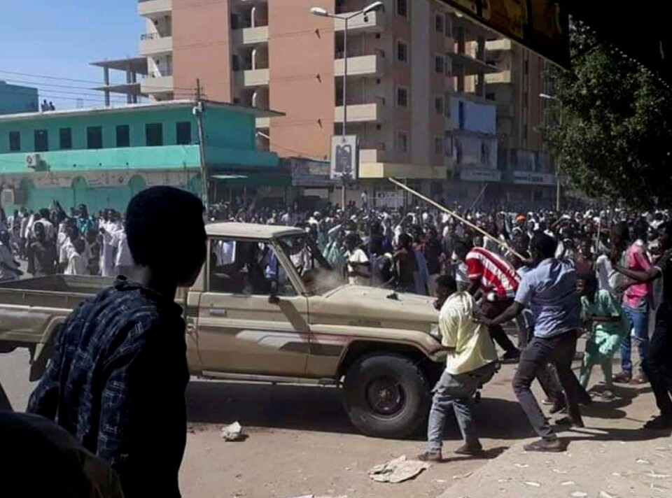 PROTESTERER: Folk i Sudan protesterer mot regimet.