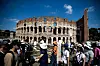 Bildet viser Colosseum og turister som besøker det berømte byggverket.