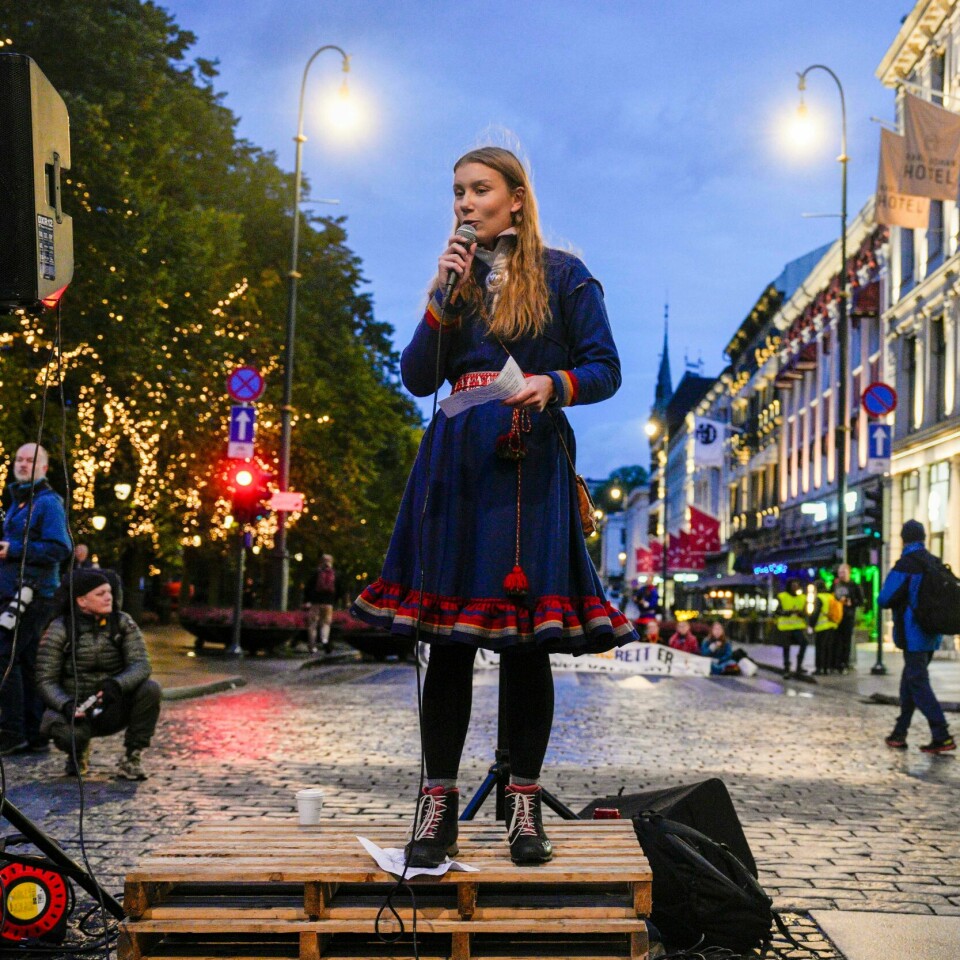 HASTER: – Det haster mer enn noen gang med å tvinge regjeringen til å handle. Det sier Ella Marie Hætta Isaksen. Ella Marie Hætta Isaksen snakker til aksjonistene som har møtt opp på Karl Johans gate tirsdag morgen. Foto: Javad Parsa / NTB