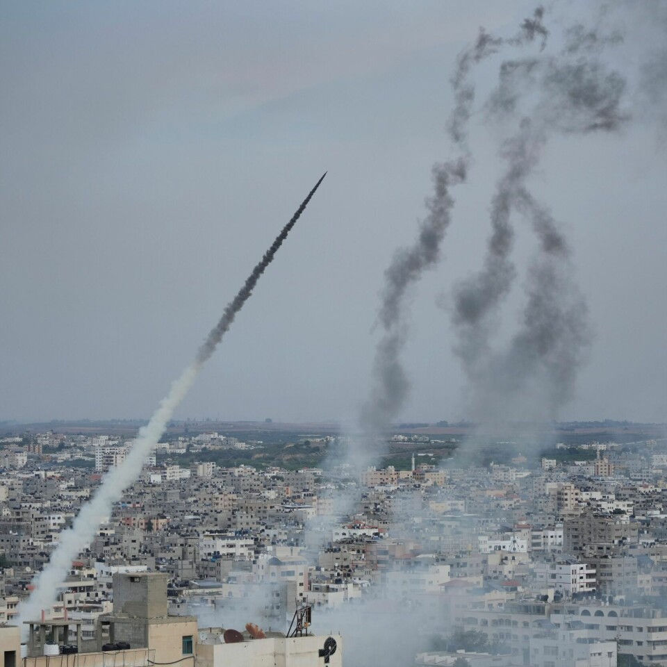 ANGRIPER: Hamas angriper Israel med raketter. Angrepene skjer fra Gaza, der de styrer. Foto: AP Photo / Hatem Moussa / NTB Hamas, som har makten på Gazastripen, hevder at 5000 raketter ble skutt mot Israel i løpet av 20 minutter lørdag morgen. «Operasjon al-Aqsa-storm» er angivelig igangsatt. Foto: Hatem Moussa / AP / NTB