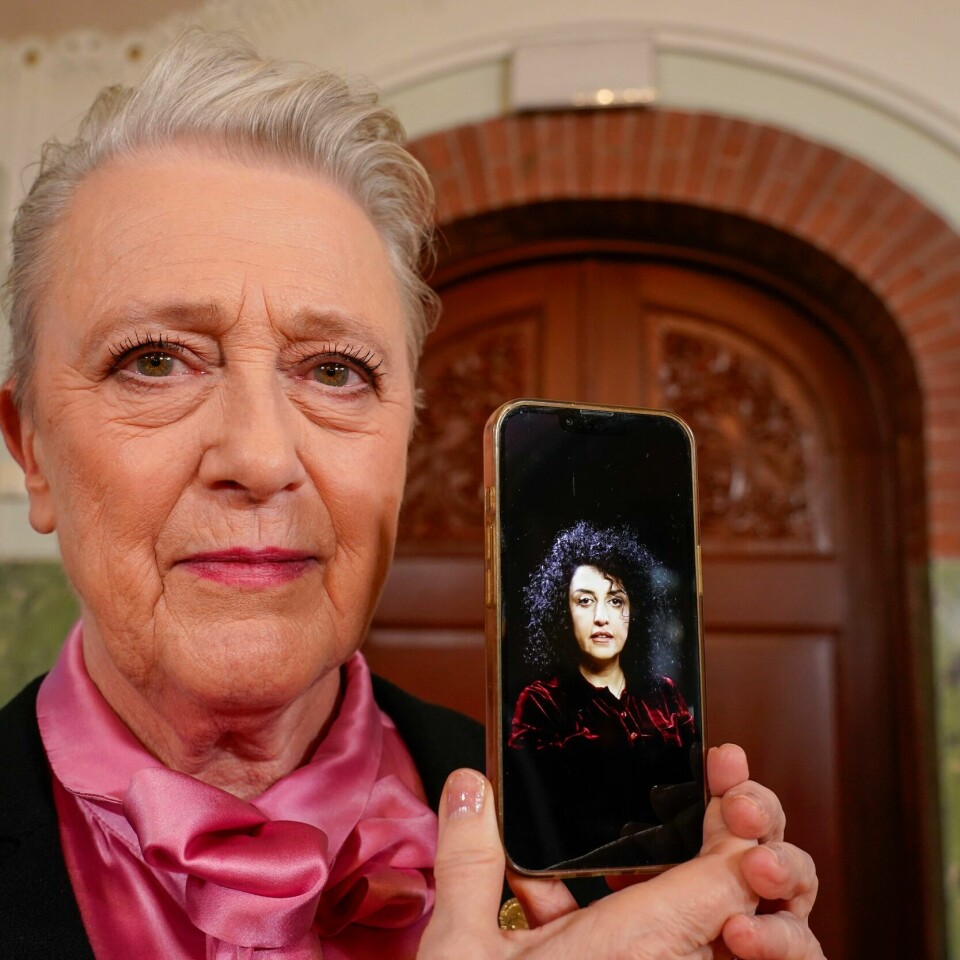 FREDSPRISEN: Berit Reiss-Andersen, leder av Nobelkomiteen, poserer med et bilde av Narges Mohammadi. Hun vant Nobels fredspris for 2023. Berit Reiss-Andersen, leder av Nobelkomiteen, poserer med et bilde av Narges Mohammadi, vinner av Nobels fredspris for 2023. Foto: Terje Pedersen / NTB