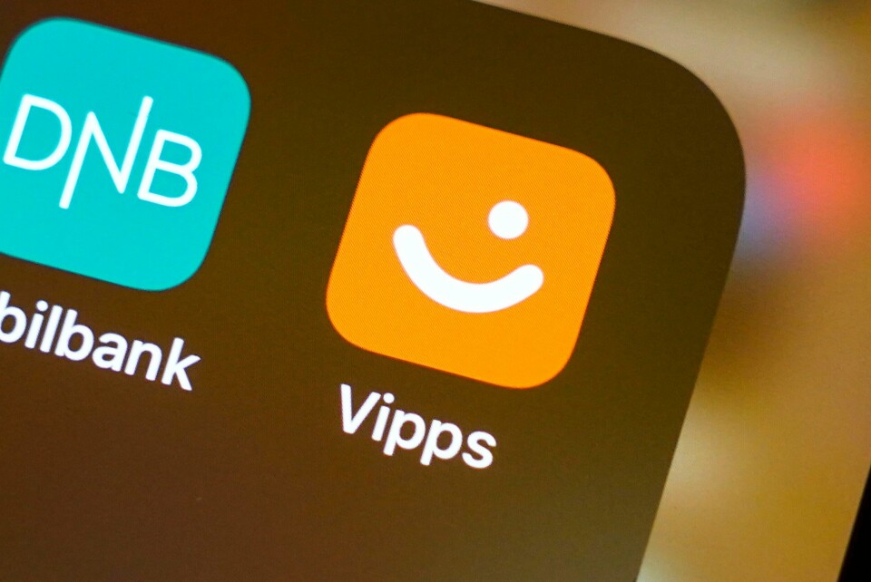 VIPPS: Appen Vipps hjelper oss å betale hverandre. Men det koster penger når du vippser noen over 5.000 kroner. Fra august kan man ikke lenger overføre større summer delt opp i mindre beløp for å omgå gebyrgrensen på 5.000 kroner i Vipps.Foto: Lise Åserud / NTB