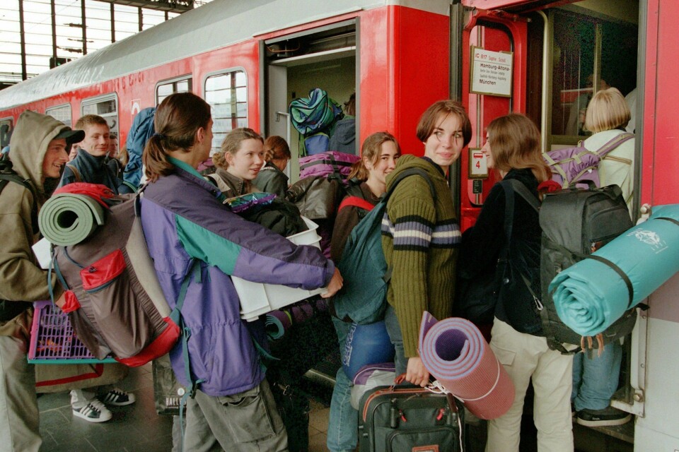 TOGTUR: Dette er et gammelt bilde av ungdommer som skal på interrail.