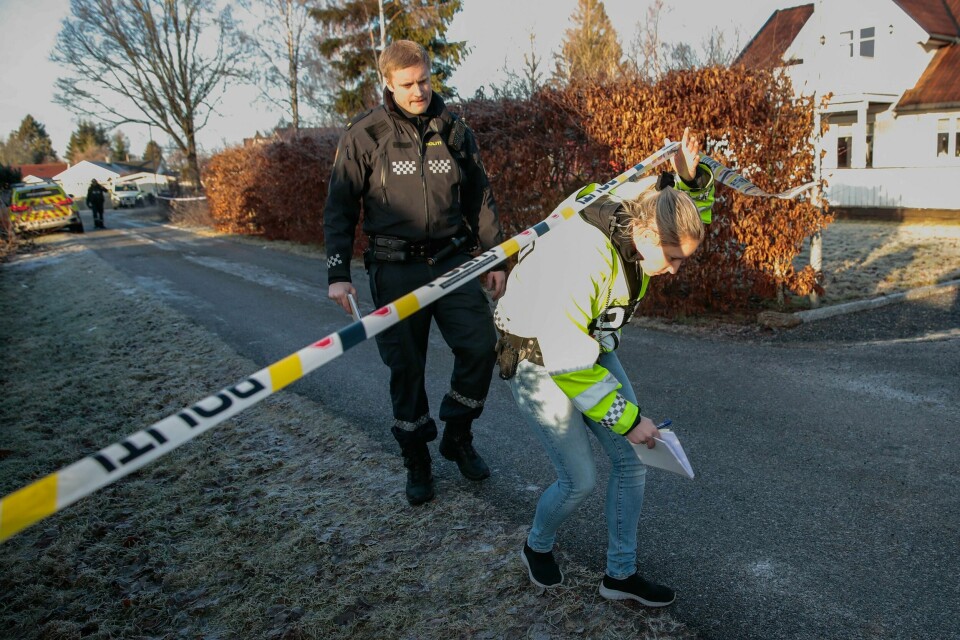 DRAPSSAK: En person er siktet for drap i Østfold. Her jobber politiet på åstedet. Foto: Håkon Mosvold Larsen / NTB scanpix