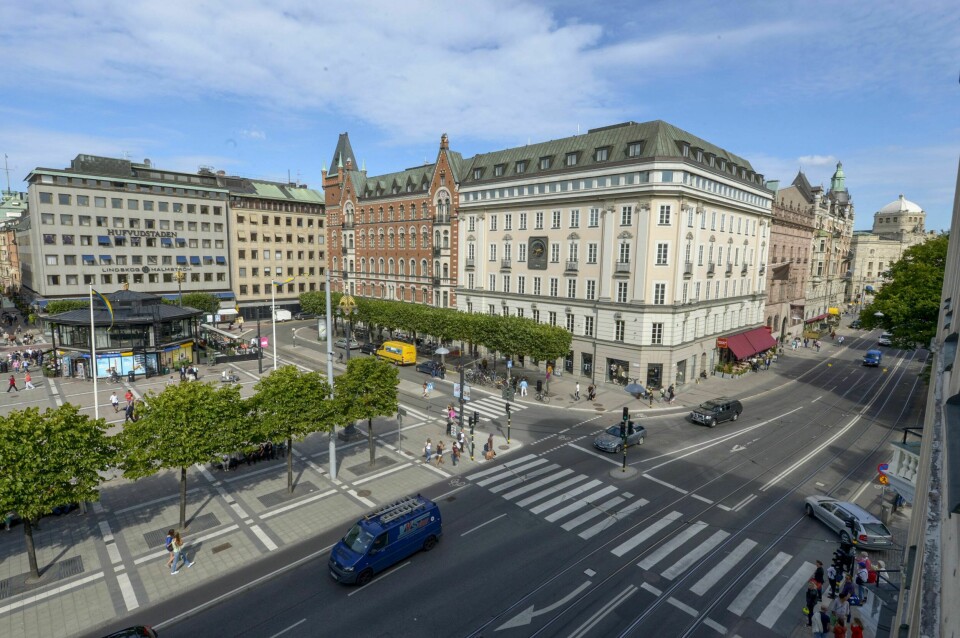 FORBUD: Biler som går på diesel og bensin blir forbudt i deler av Stockholm sentrum i 2025. Bildet viser biler som kjører i Stockholm sentrum.