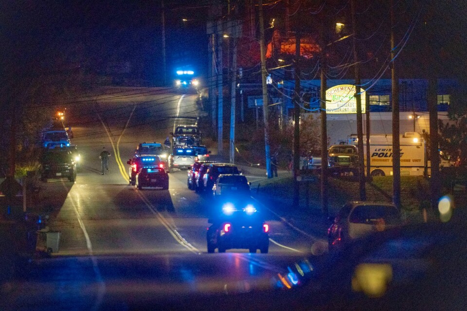 SKYTING: Her er politiet i Lewiston i Maine i USA. Noen skjøt og drepte 18 personer. Politiet rykker ut til meldinger om en masseskyting i Lewiston i Maine. Flere titalls mennesker meldes drept og såret. Foto: Robert F. Bukaty / AP / NTB