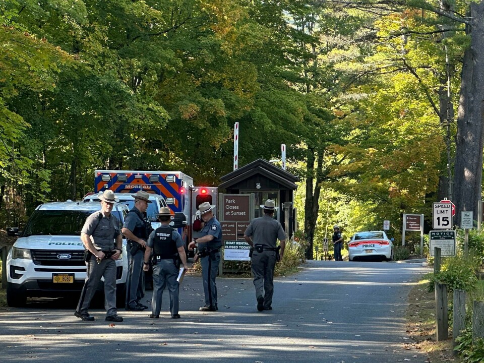 USA: En jente på ni år var borte i to døgn. Politiet sier hun ble kidnappet. Bildet viser politi ved Moreau Lake State Park i USA.
