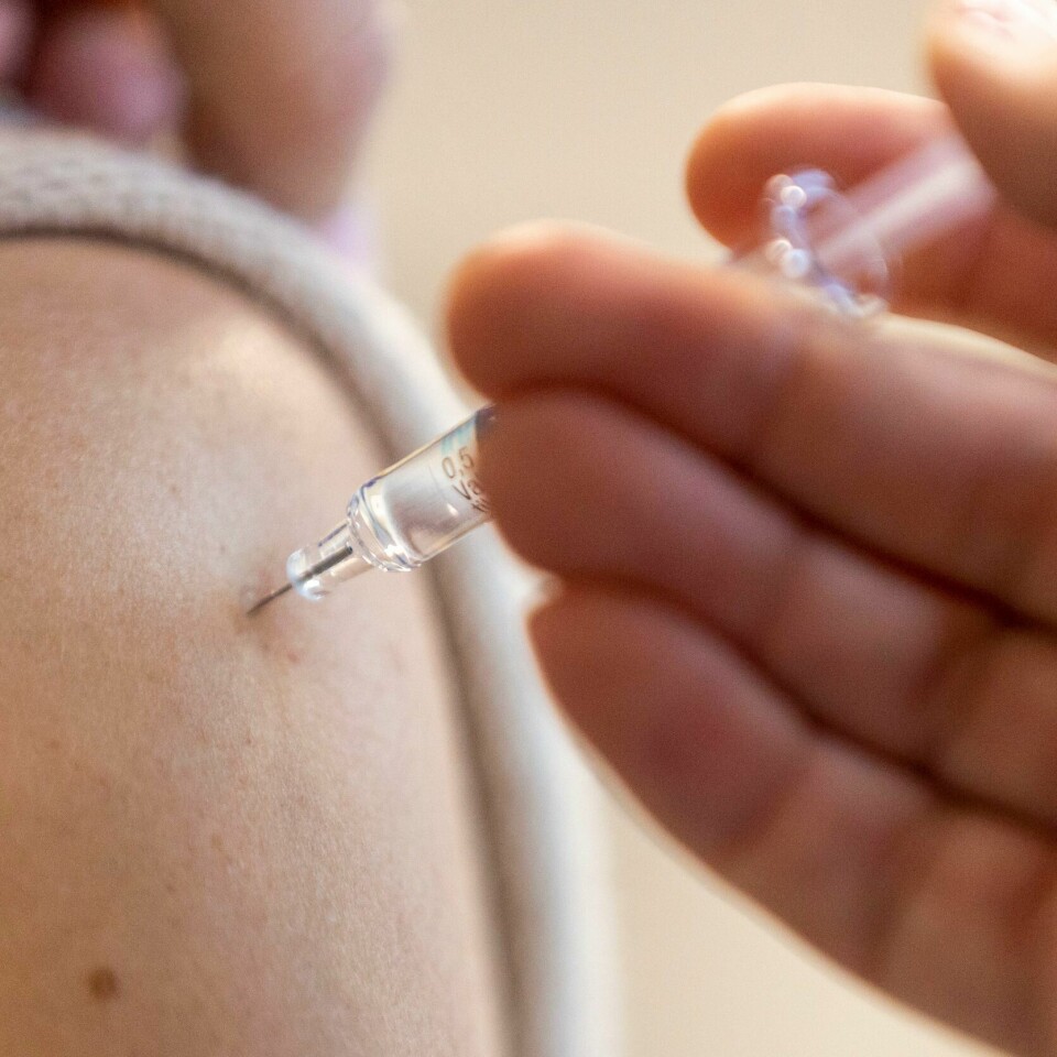 VAKSINE: FHI oppfordrer folk til å vaksinere seg mot korona og influensa. Bildet viser en vaksine som settes i en arm.