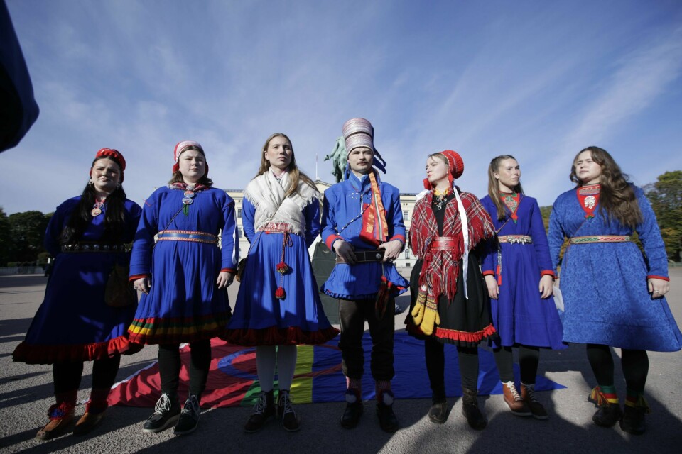 Fosen-aktvistene før de skulle i audiens hos kong Harald. Foto: Gorm Kallestad / NTB Bildet viser de samiske Fosen-aksjonistene før de møtte kongen mandag.