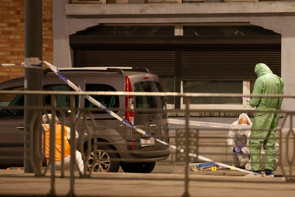 BELGIA: To svensker ble skutt og drept i Brussel. Belgia etterforsker skytingen som terror. Bildet viser krimteknikere som arbeider på stedet der to svensker ble drept mandag kveld.