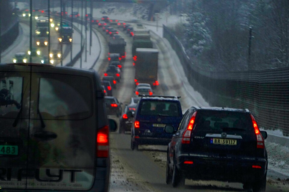ULYKKE: Flere har dødd på norske veier i år enn i fjor. Naf frykter at året blir ille. Det meldes om tett og saktegående trafikk på noen av utfartsårene fra Oslo. Illustrasjonsfoto: Ørn E. Borgen / NTB