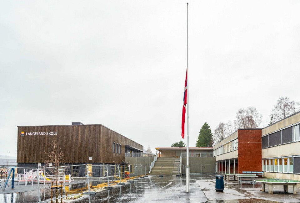 DØDE: En gutt døde etter en allergisk reaksjon i fjor. Her flagget skolen på halv stang første skoledag etter dødsfallet. Bildet viser at det ble flagget på halv stang ved Langeland skole mandag etter at en elev på skolen døde. Foto: Jens H. Haugen, Glåmdalen / NTB