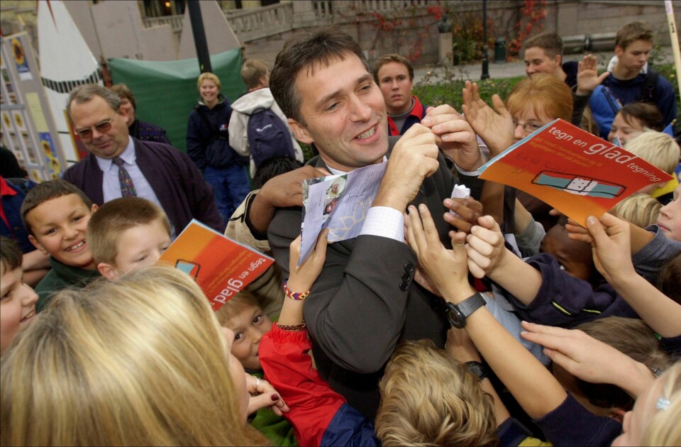2000: Jens Stoltenberg åpnet en barneby i Oslo, foran TV-aksjonen til SOSBarnebyer. Stoltenberg var den gang statsminister. Året var 2000. Bildet viser barn sammen med Jens Stoltenberg i forbindelse med TV-aksjonen i år 2000.