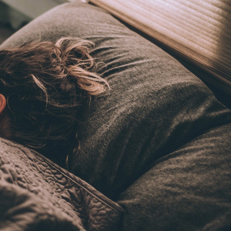 SØVN: Mange nordmenn bekymrer seg mye når de skal legge seg. Det går utover nattesøvnen og helsa. Søvn