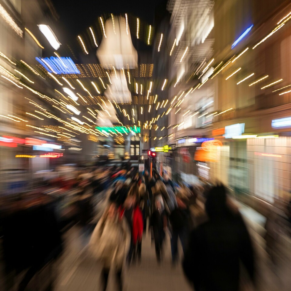 JUL: Nordmenn bruker mere penger i juletida. Bildet viser en julepyntet Karl Johans gate i Oslo.