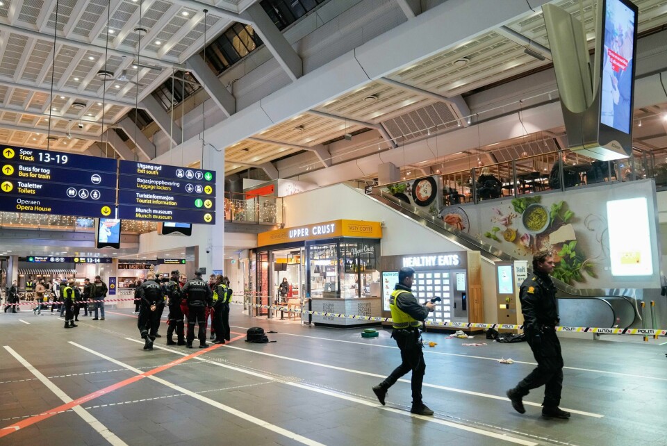 KNIV: Tre personer ble stukket med kniv på Oslo S sist uke. Ingen skal ha blitt kritisk skadd. Bildet viser at store områder i avgangshallen på Oslo S er sperret av etter en hendelse med kniv. Foto: Fredrik Varfjell / NTB