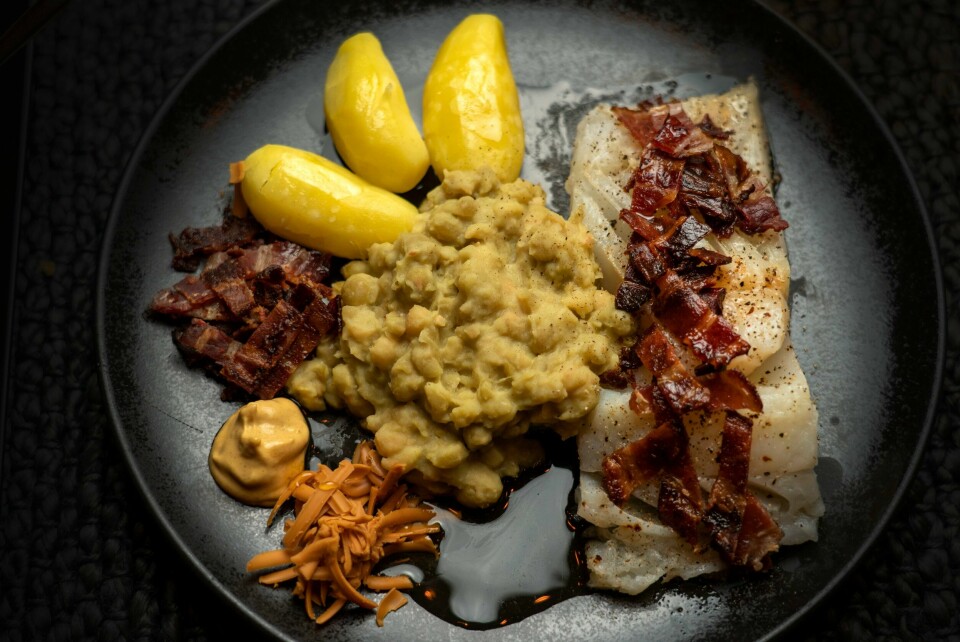 POTET: Mange spiser mandelpotet til jul. Men ekstremværet Hans har ført til potetmangel. Bildet viser en tallerken med lutefisk med tilbehør.