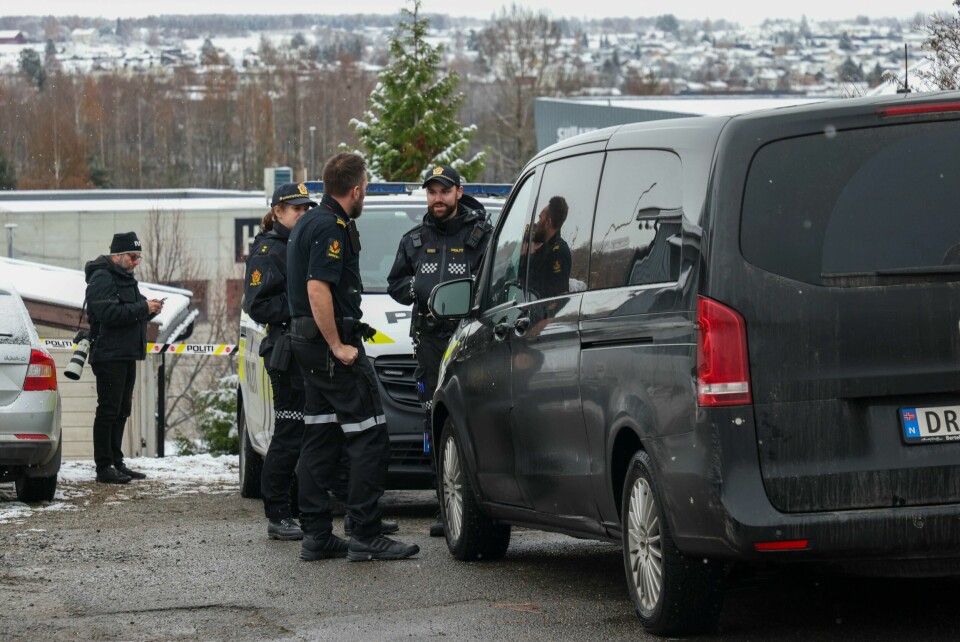 POLITI: Politiet på Hamar har pågrepet og siktet en mann i 30-årene. Han er siktet for drap. En kvinne ble funnet død i en bolig lørdag kveld. Politiet på Hamar har pågrepet og siktet en mann i 30-årene for drap etter at et kvinne er funnet død i en bolig lørdag kveld. Her er politiet utenfor åstedet søndag formiddag. Foto: Geir Olsen / NTB