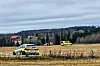 Politi og ambulanse ved stedet der en mann skutt av politiet på et jorde ved Askim i Indre Østfold. Foto: Freddie Larsen / NTB