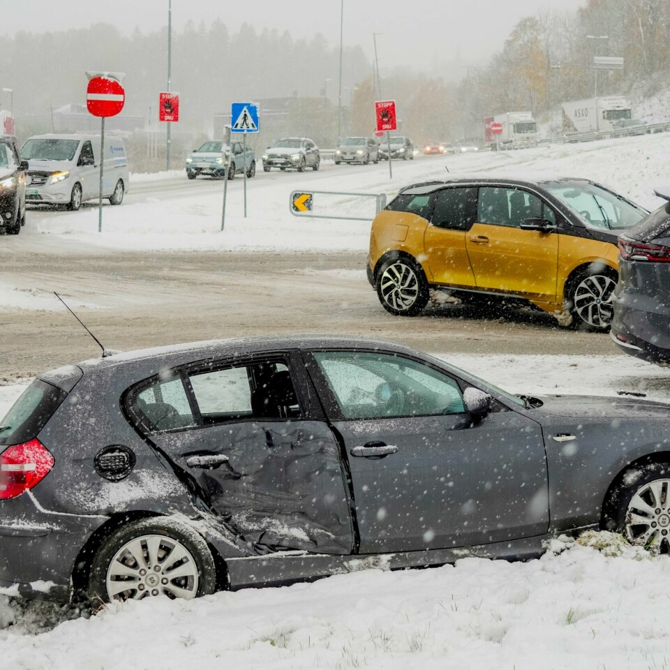 ASKER: En bil har havnet i grøfta i snøværet ved E18 mandag morgen. En bil havnet i grøfta i snøværet i Asker ved E18 mandag morgen. Foto: Ole Berg-Rusten / NTB