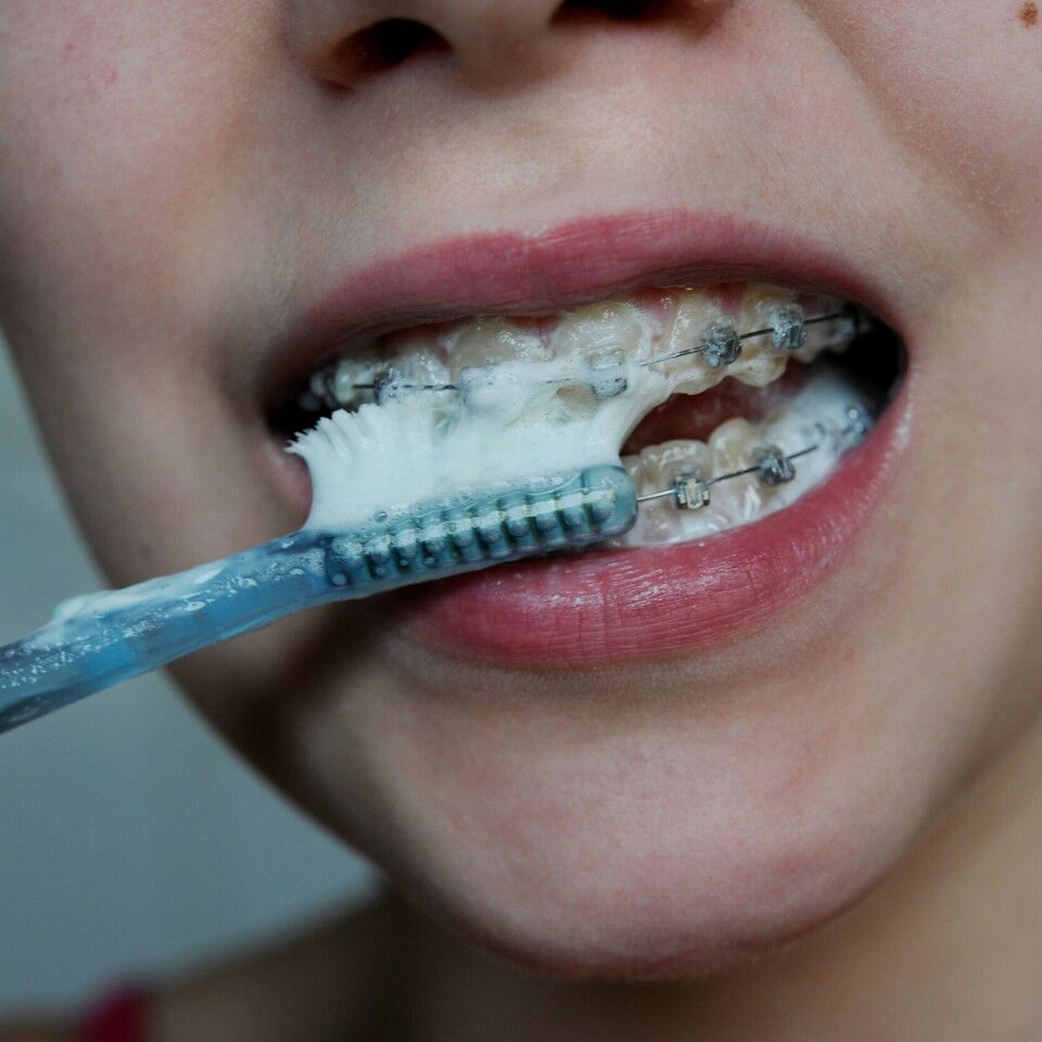 TANNKREM: Noen tannkremer inneholder skadelig stoff, ifølge Forbrukerrådet. Bildet viser noen som pusser tennene.