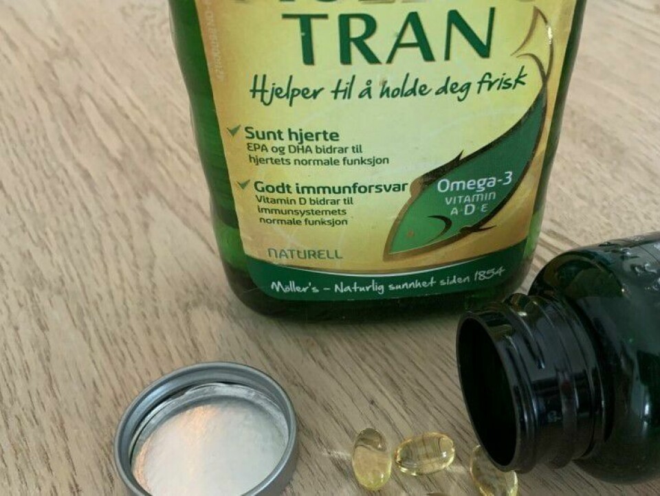 D-VITAMIN: De fleste trenger å ta tilskudd av D-vitamin om vinteren. Bildet viser en flaske tran og tranpiller. Foto: Berit Njarga / Klar Tale