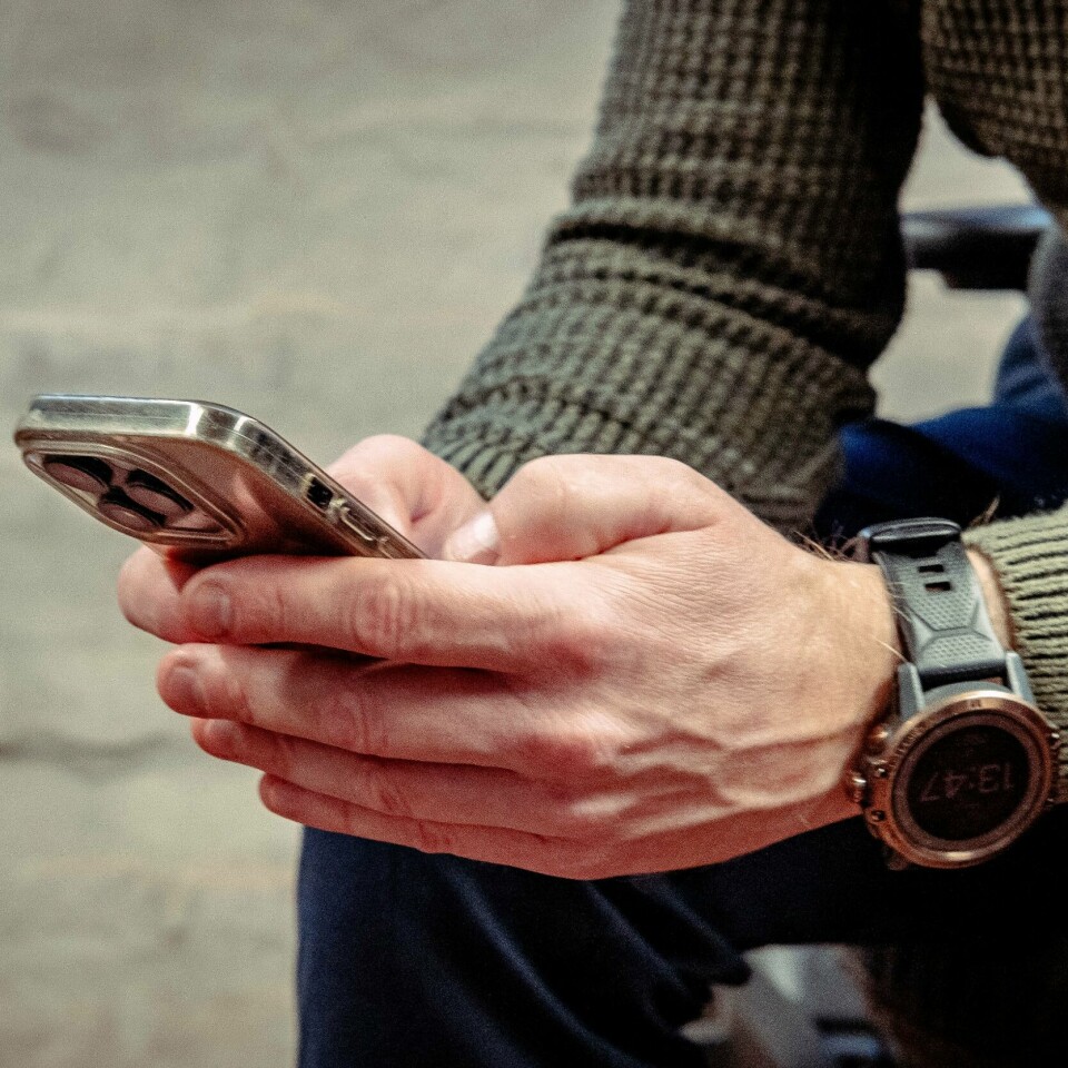 SKOLE: Mange lærere sier mobiler forstyrrer undervisningen. Bildet viser hender som holder på med en mobiltelefon.
