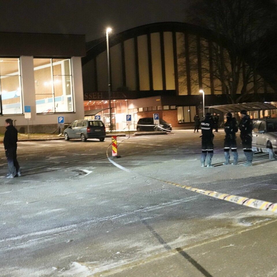 SKYTING: En svensk mann ble skutt i Moss. Skytingen skjedde tirsdag ettermiddag. Bildet viser mye politi ved Mossehallen i Moss, der en svensk mann ble skutt tirsdag ettermiddag. Foto: Terje Bendiksby / NTB