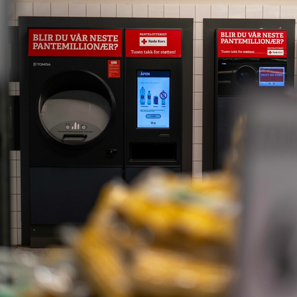 LOTTERI: Blir du pantelotteriets nye millionær? Fire personer rundt om i landet kommer i løpet av de neste tre ukene til å besøke en av disse maskinene og få ut en lapp som gratulerer dem som nybakt millionær. Foto: Frederik Ringnes / NTB