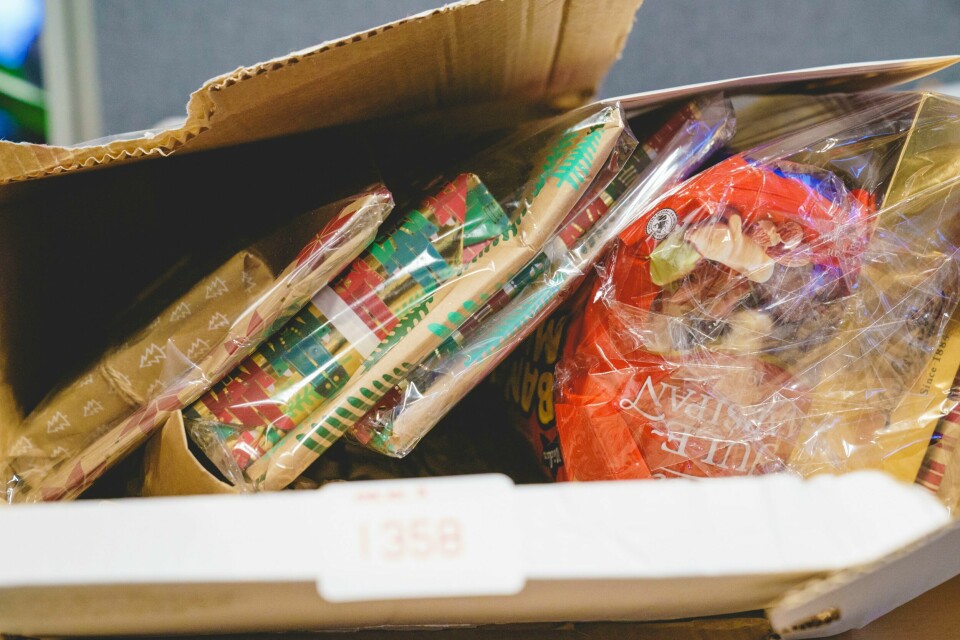 JULEPOST: Skal du sende julegaver til utlandet? Flere land har siste frist denne uka. Bildet viser en eske med julegaver i.