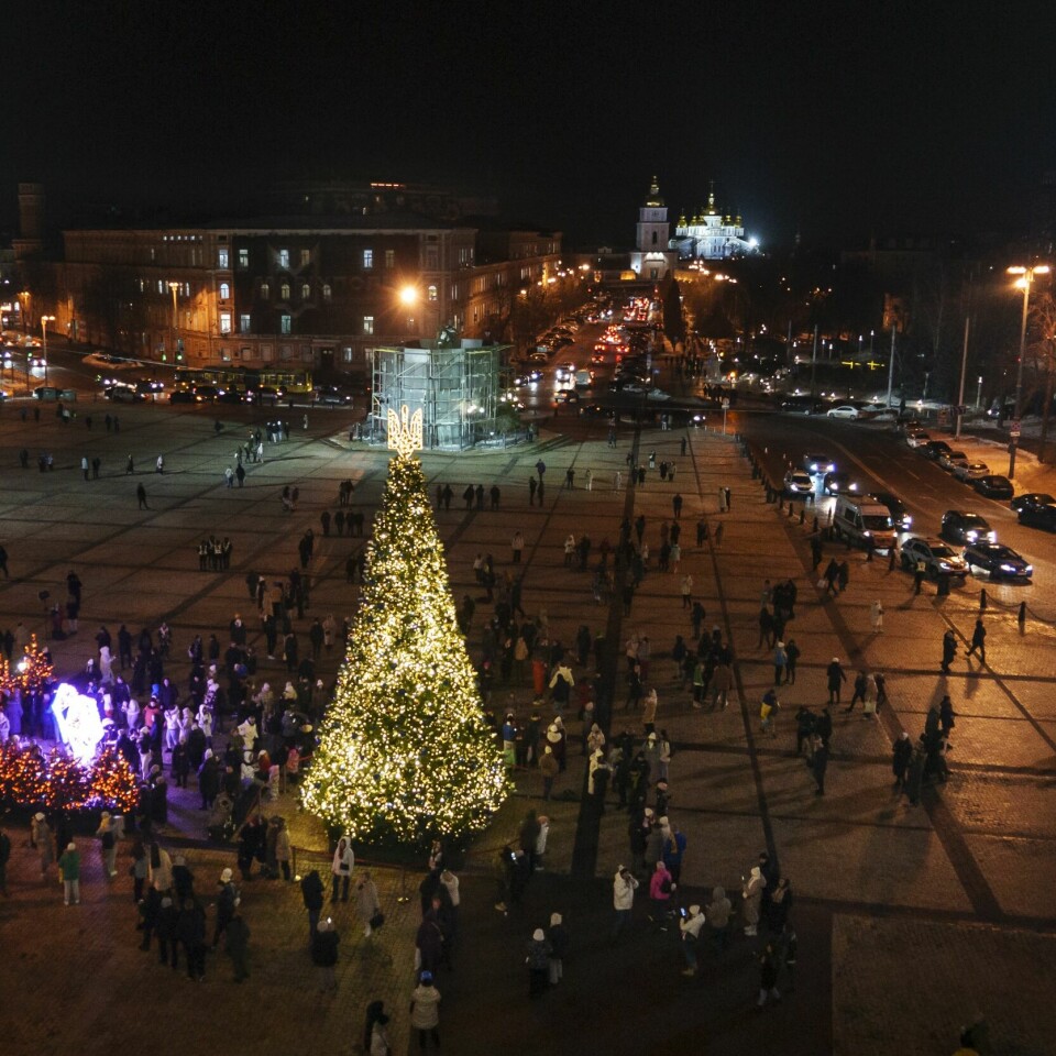 UKRAINA: Julefeiringen i Ukraina er flyttet fram i år. Kirken i Ukraina har byttet kalender for å distansere seg fra russisk praksis. Julegrnaen i Kyiv ble tent på St. Nikolas' dag, 6. januar. Både helgendagen og julefeieringen 25. desember er flyttet fram i år etter at kirken i Ukraina byttet kalender for å distansere seg fra russisk praksis. Foto: Vasilisa Stepanenko / AP / NTB