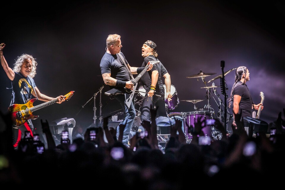 SPILLER: Metallica kommer til Tons of Rock neste sommer. Her fra en konsert i Telenor Arena i 2018. Bildet viser det amerikanske heavy metal-bandet Metallica på scenen. De kommer til Tons of Rock neste sommer. Foto: Heiko Junge / NTB